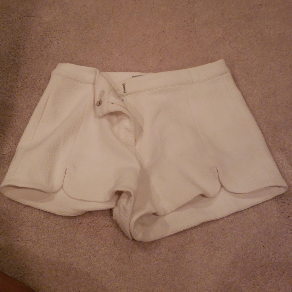 Scalloped Abeline White Shorts